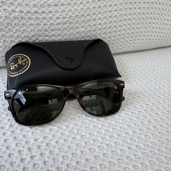 Classic Ray-Ban Wayfarers Polarized - Picture 2 of 9